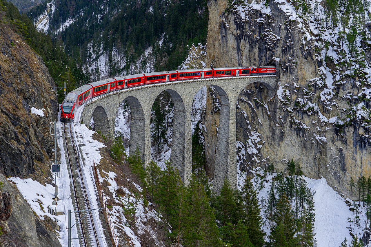 雪山と電車の写真